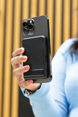 Logotrade Werbeartikel das Foto: Zen 5000mAh 5W magnetische Bambus-Powerbank aus RCS rPlastik