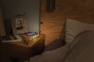 Logotrade firmakingituse foto: Bambusest äratuskell 5W juhtmevaba laadijaga