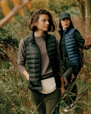 Logo trade ärikingid foto: Iqoniq Meru naiste taaskasutatud polüestrist vest