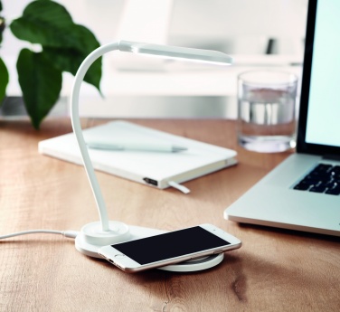 Logotrade ärikingitused pilt: Lauavalgusti ja laadija 10W