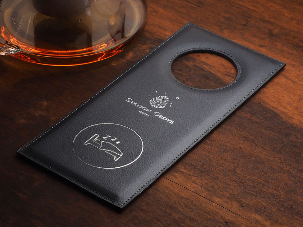 Лого трейд бизнес-подарки фото: Информационная бирка на дверь в гостинице 1960319